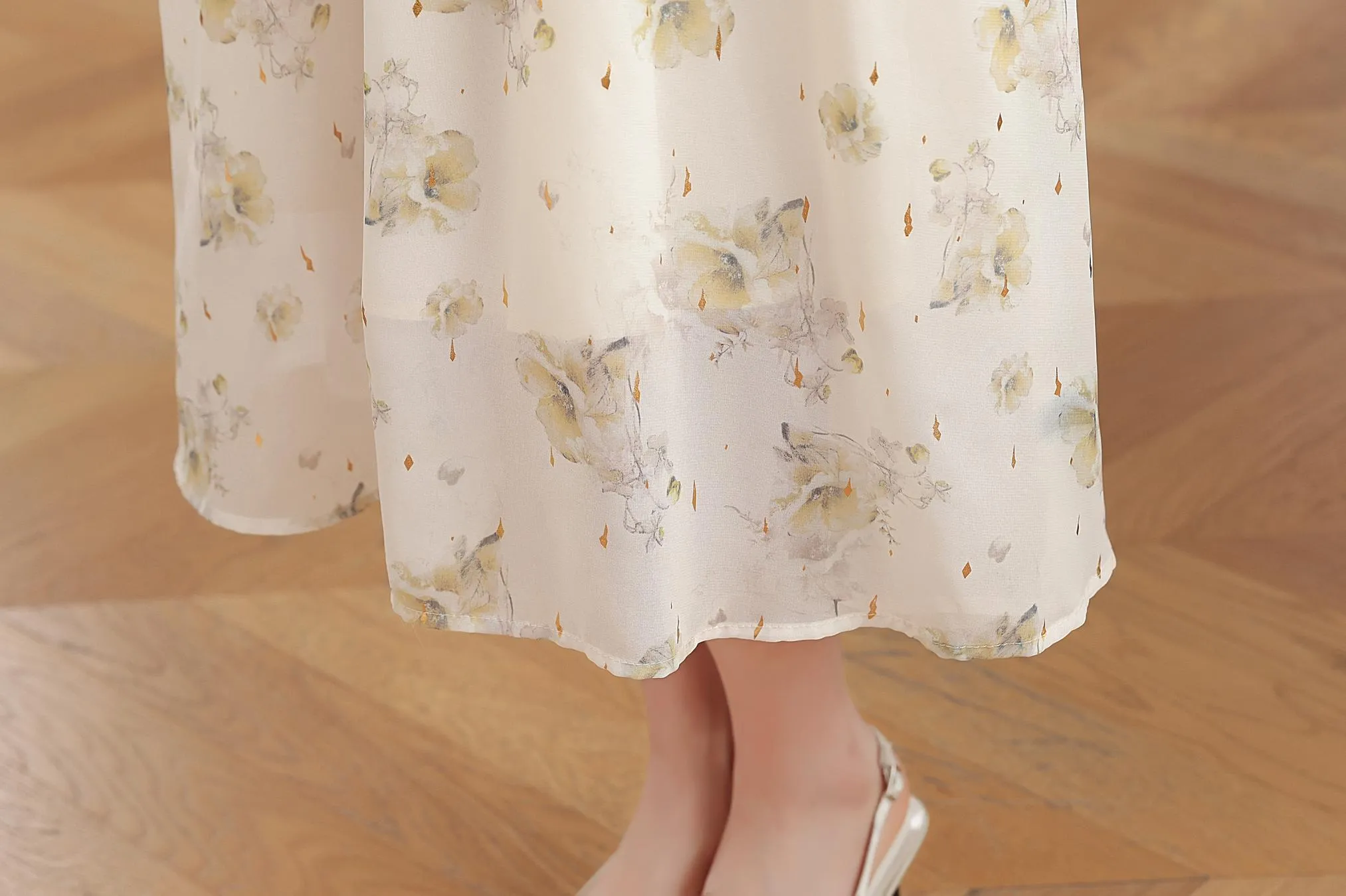 Stylish Women's Dress with Waist-Cinching Ties and Tulle Hem