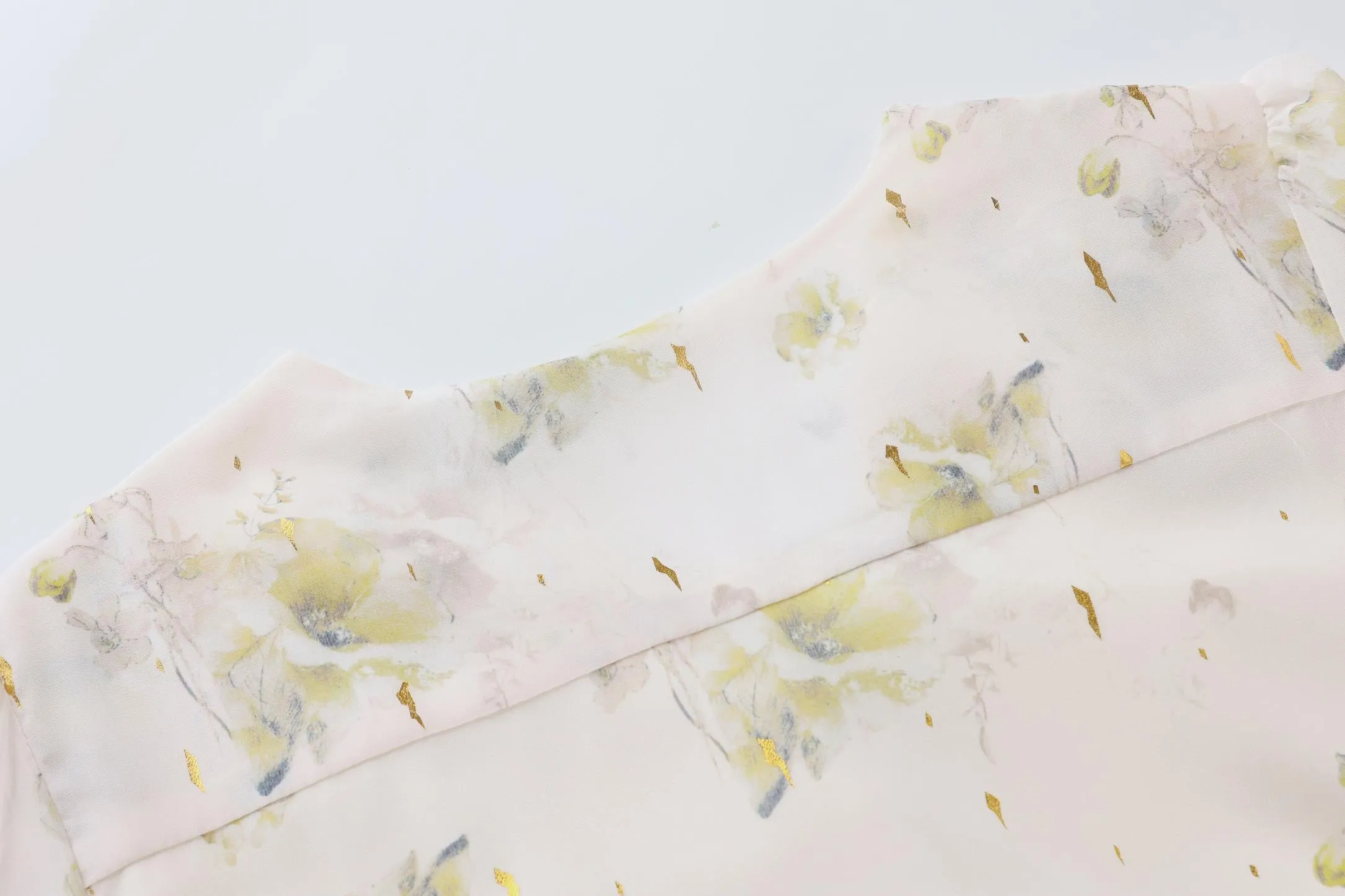Stylish Women's Dress with Waist-Cinching Ties and Tulle Hem